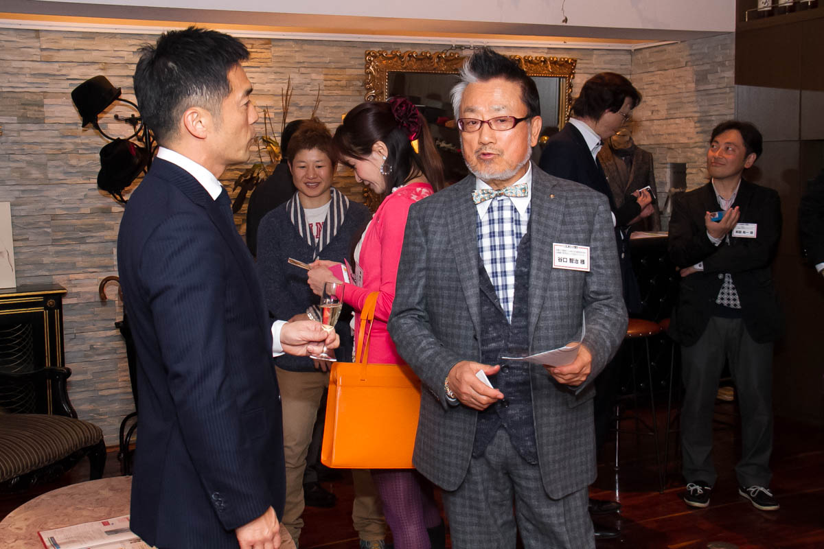 開会前の歓談タイム 谷口様と前山